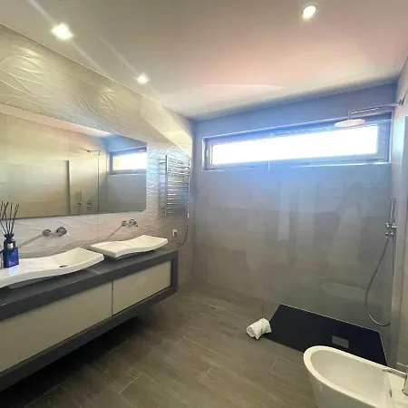 Ria Lounge House *
